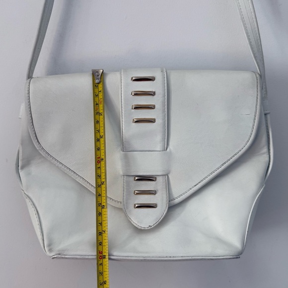 Vintage 1980s white leather shoulder bag with mixed metal hardware - Picture 8 of 9